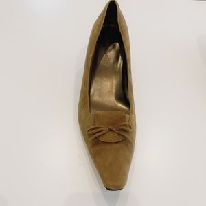 Karen Scott Taupe Markie Low Heel Pump w/Bow 9.5